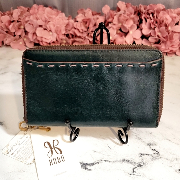HOBO Handbags - NWT HOBO Evergreen 'Honor' Leather Zip Wallet With Wanderlust Lining